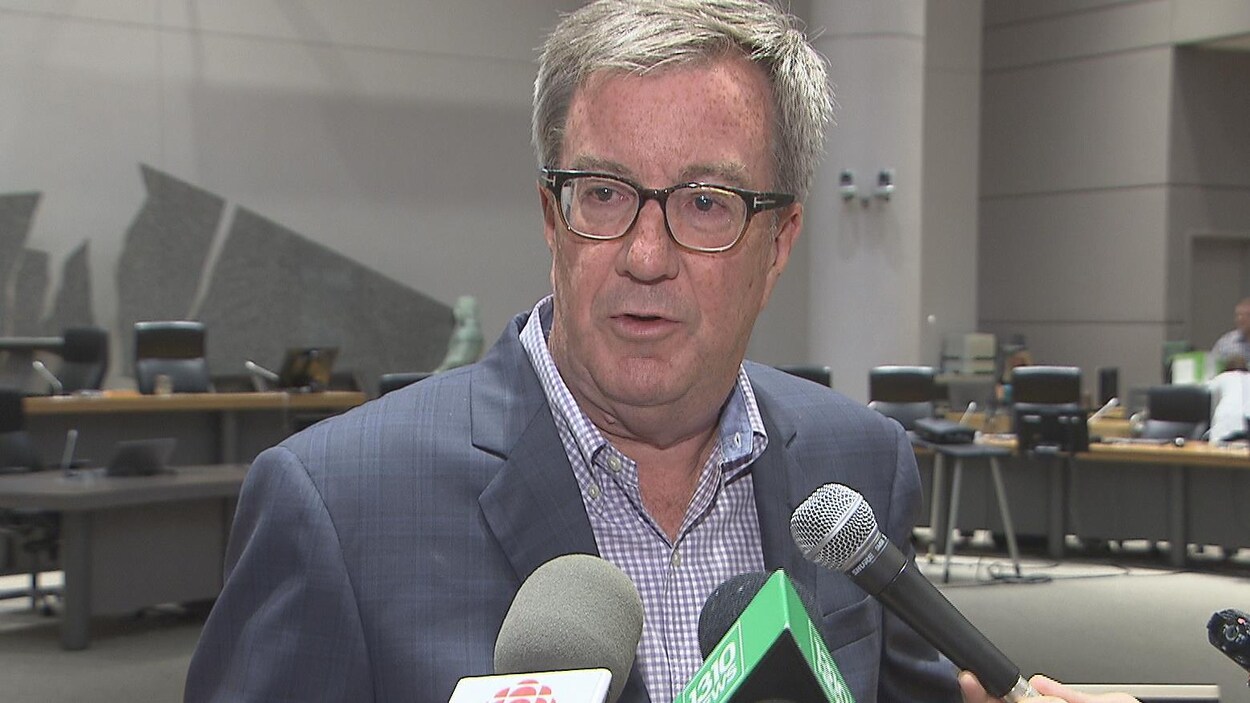 Jim Watson pendant une mêlée de presse dans la salle du conseil municipal d'Ottawa.