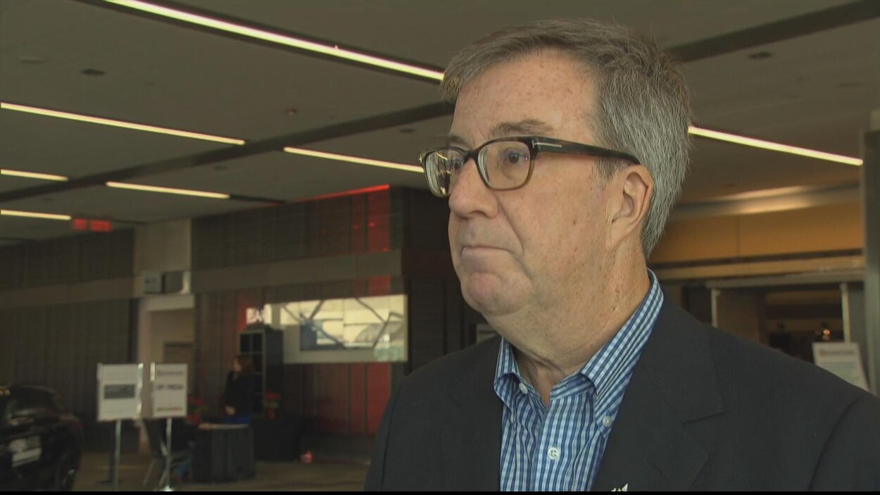 Le maire est dans une grande salle dans un immeuble d'Ottawa