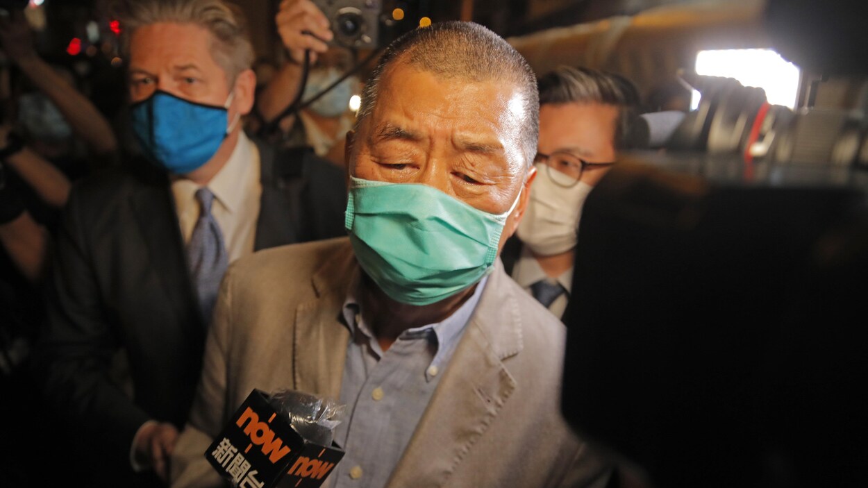 Jimmy Lai s'adresse aux médias.
