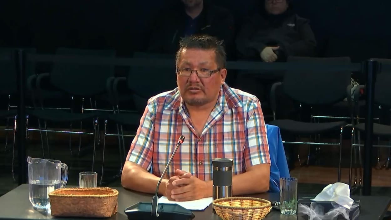 Un homme autochtone témoigne lors d'une commission d'enquête. Un homme autochtone témoigne lors d'une commission d'enquête.