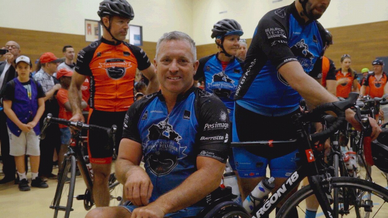 L'athlète est au milieux de plusieurs cyclistes.