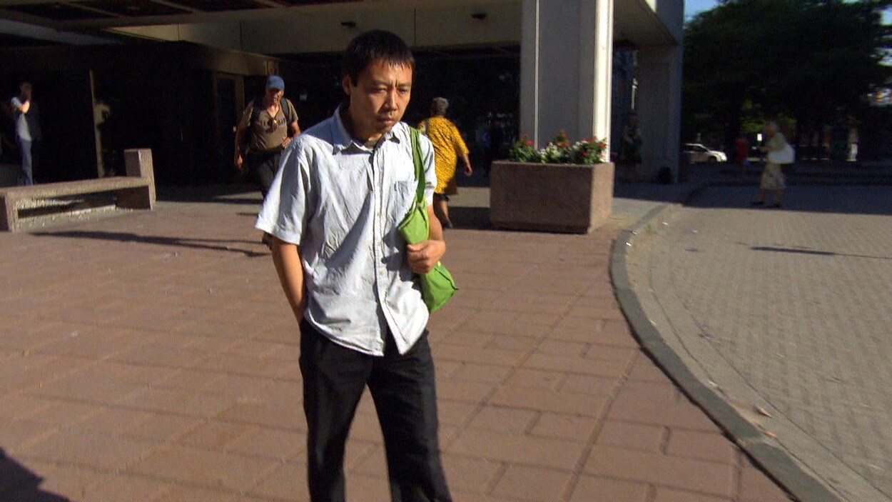 Un homme à la sortie du palais de justice d'Ottawa