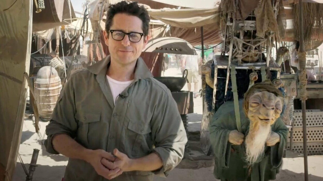 Le cinéaste J.J Abrams sur le plateau de tournage de « Star Wars : le réveil de la force » en 2014 Le cinéaste J.J Abrams sur le plateau de tournage de « Star Wars : le réveil de la force » en 2014