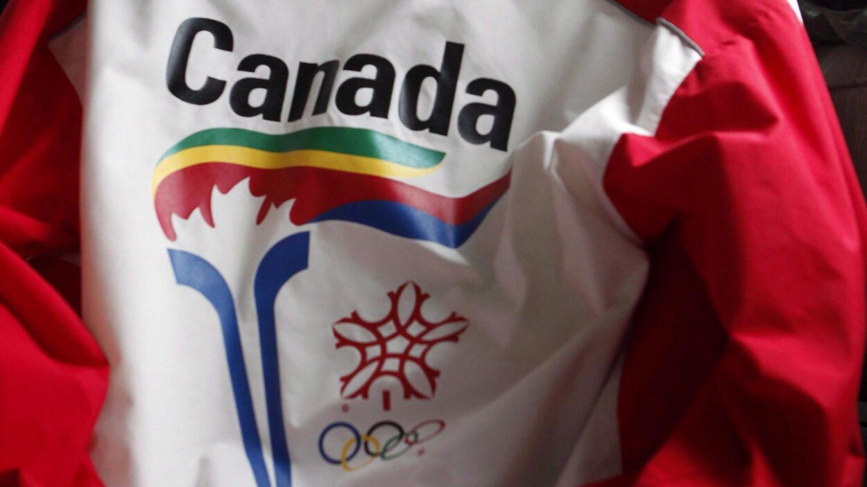 Une veste rouge et blanche avec le logo Calgary ‘88