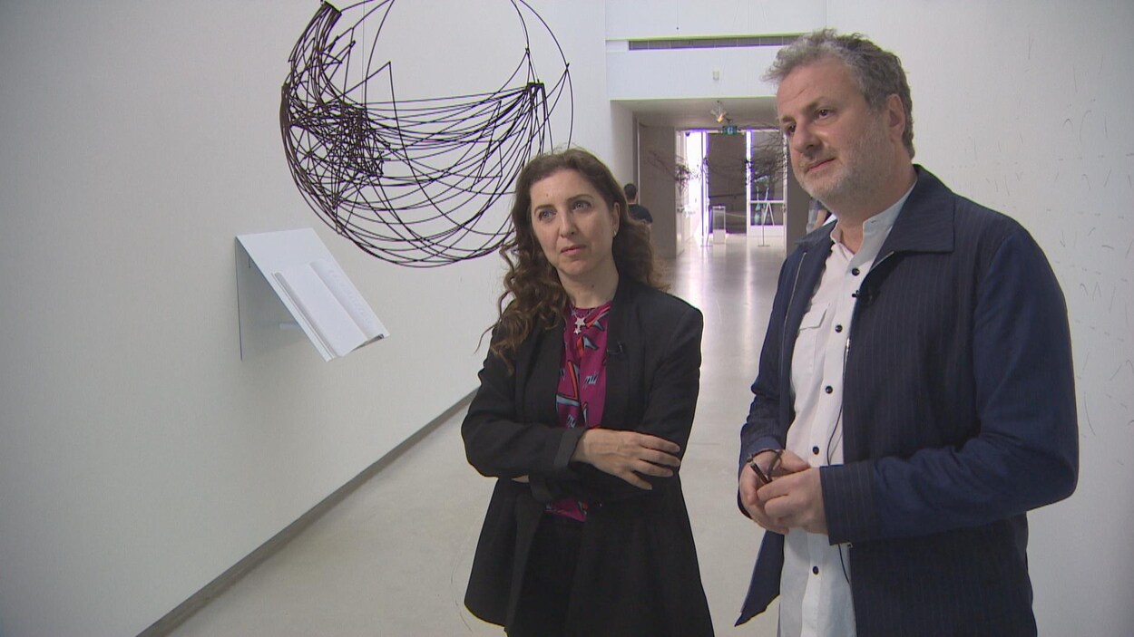 Les cinéastes et artistes libanais Joana Hadjithomas et Khalil Joreige devant une de leurs oeuvres d'art au Centre Harboufront