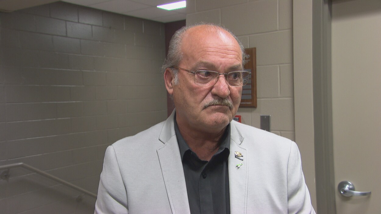 Le conseiller du district du Manoir-des-Trembles-Val-Tétreau, Jocelyn Blondin, répond aux questions des journalistes.