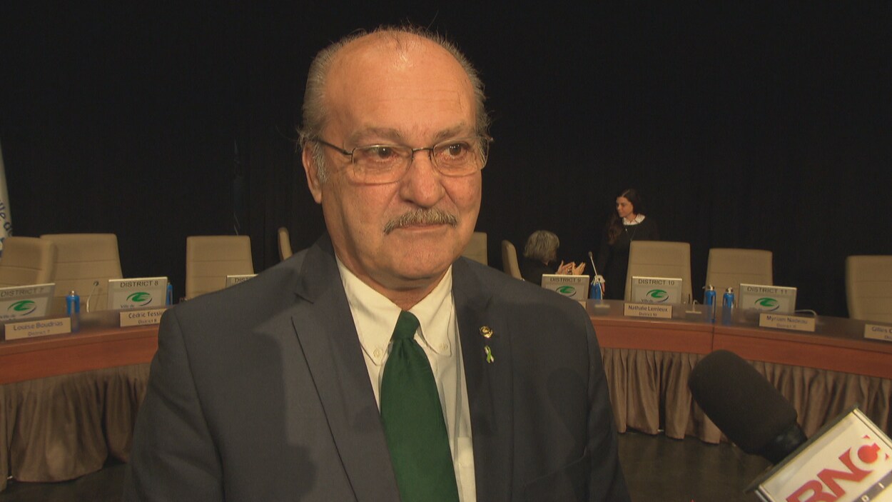 Jocelyn Blondin en mêlée de presse dans la salle du conseil municipal de Gatineau.