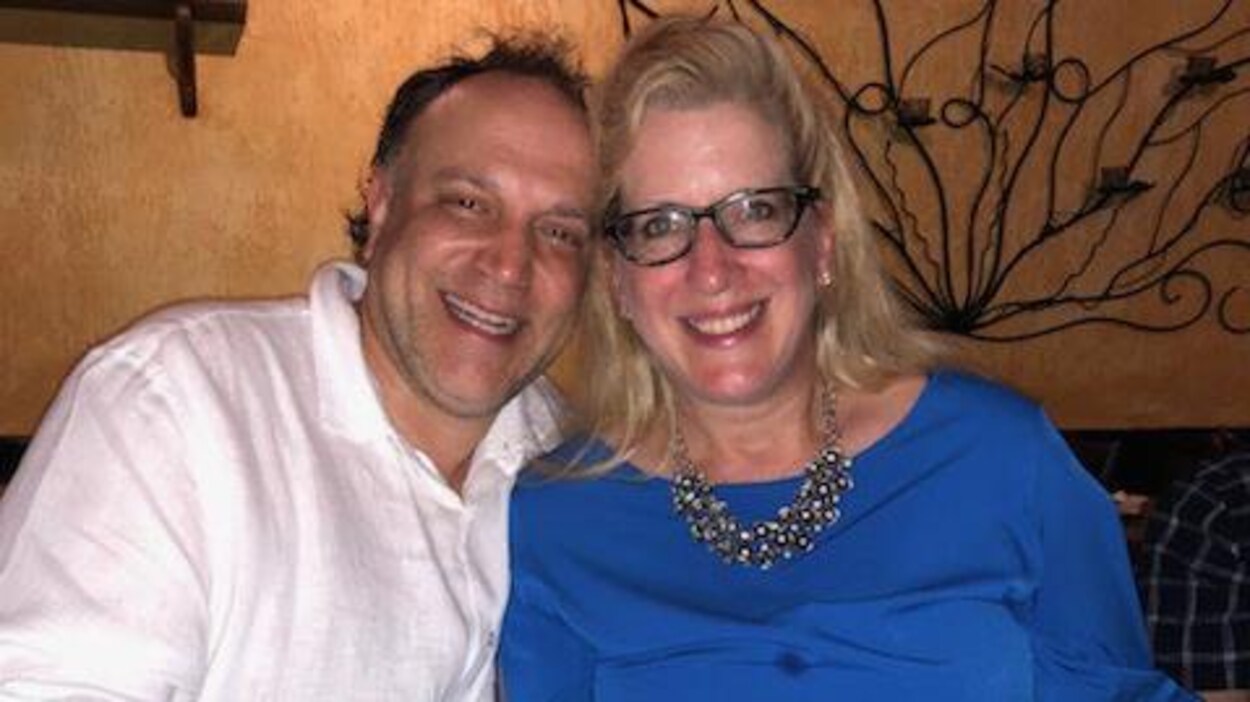 Un homme et une femme souriant.