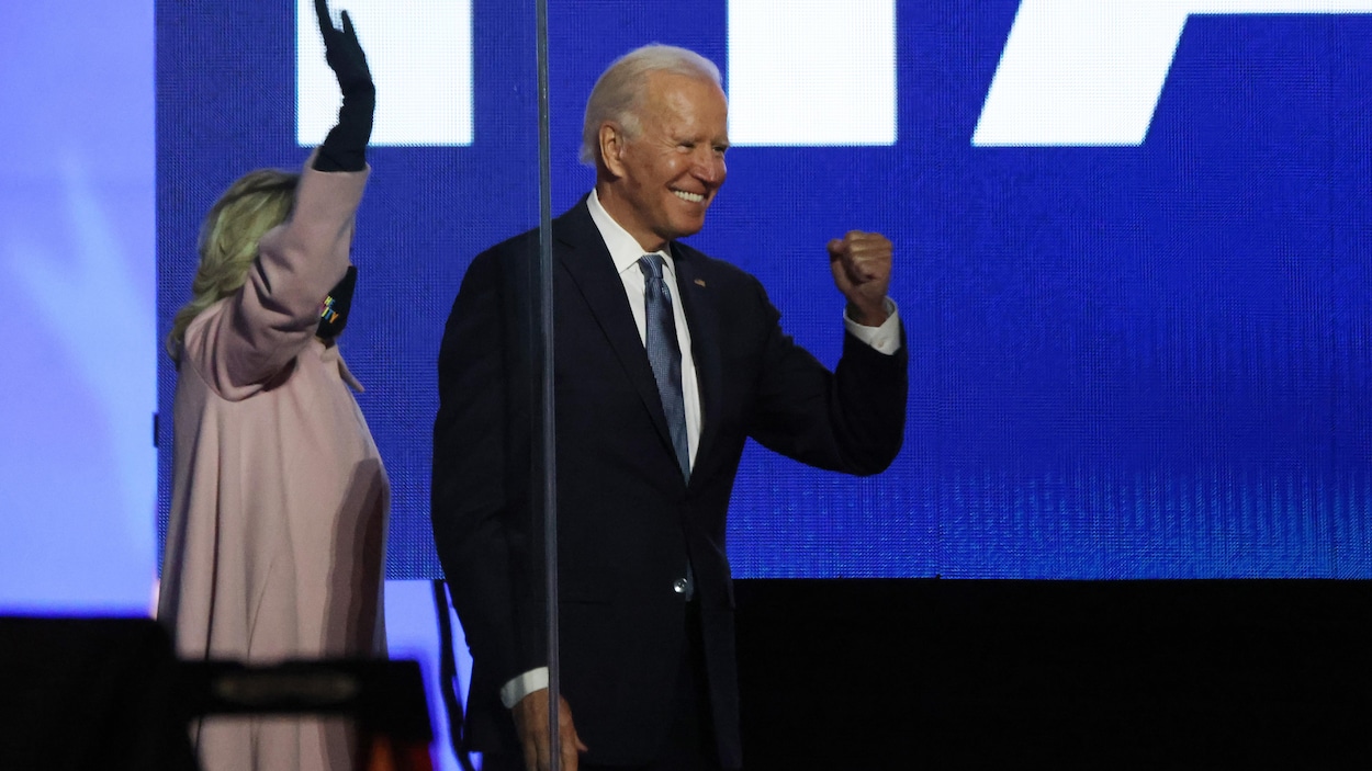 Joe Biden serre le poing en signe de victoire. 