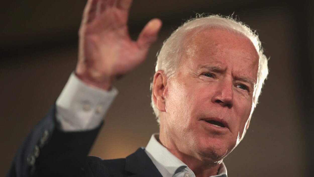 Joe Biden, prenant la parole et levant la main
