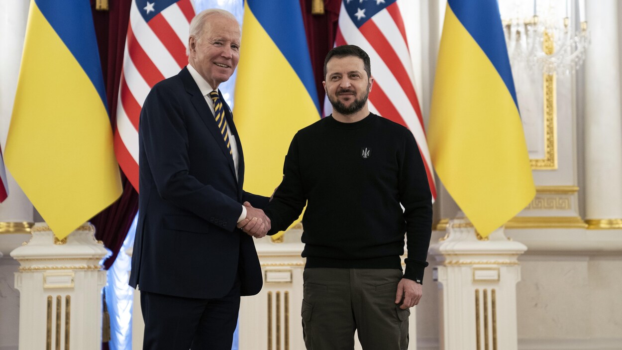 ABD Başkanı Joe Biden, solda, Ukrayna Devlet Başkanı Volodymyr Zelensky ile el sıkışırken. 