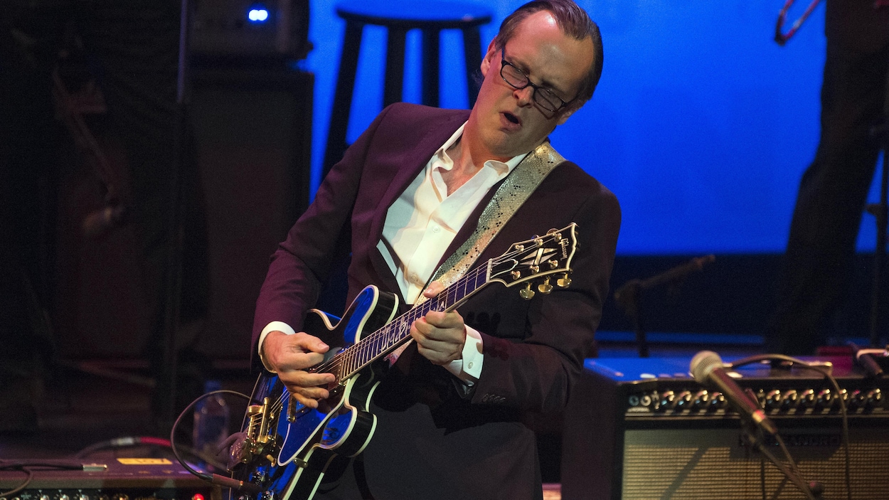 Le guitariste Joe Bonamassa sur scène Le guitariste Joe Bonamassa sur scène