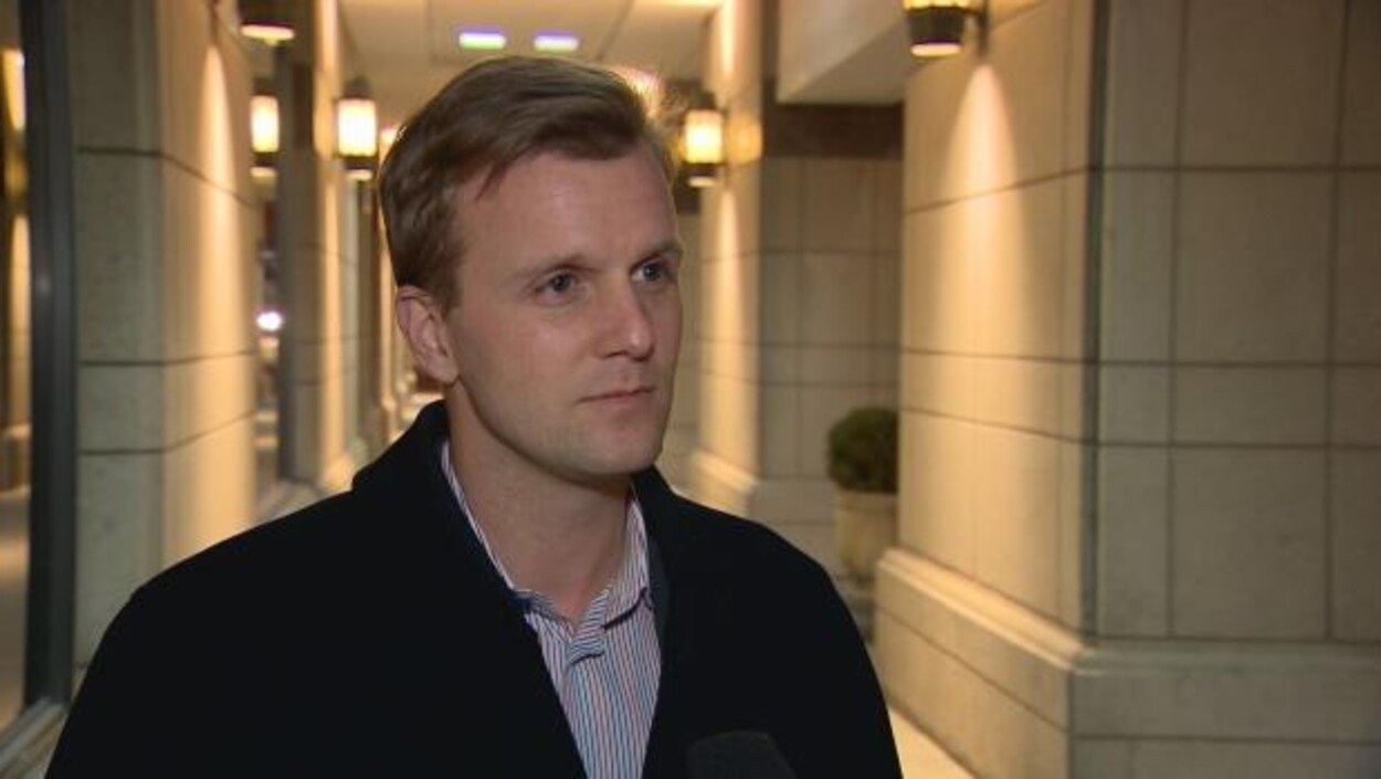Joe Cressy répond aux questions d'un journaliste Joe Cressy répond aux questions d'un journaliste