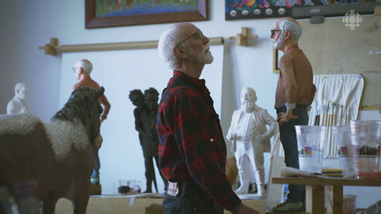Joe Fafard, l'artiste face à une sculpture représentant son portrait.