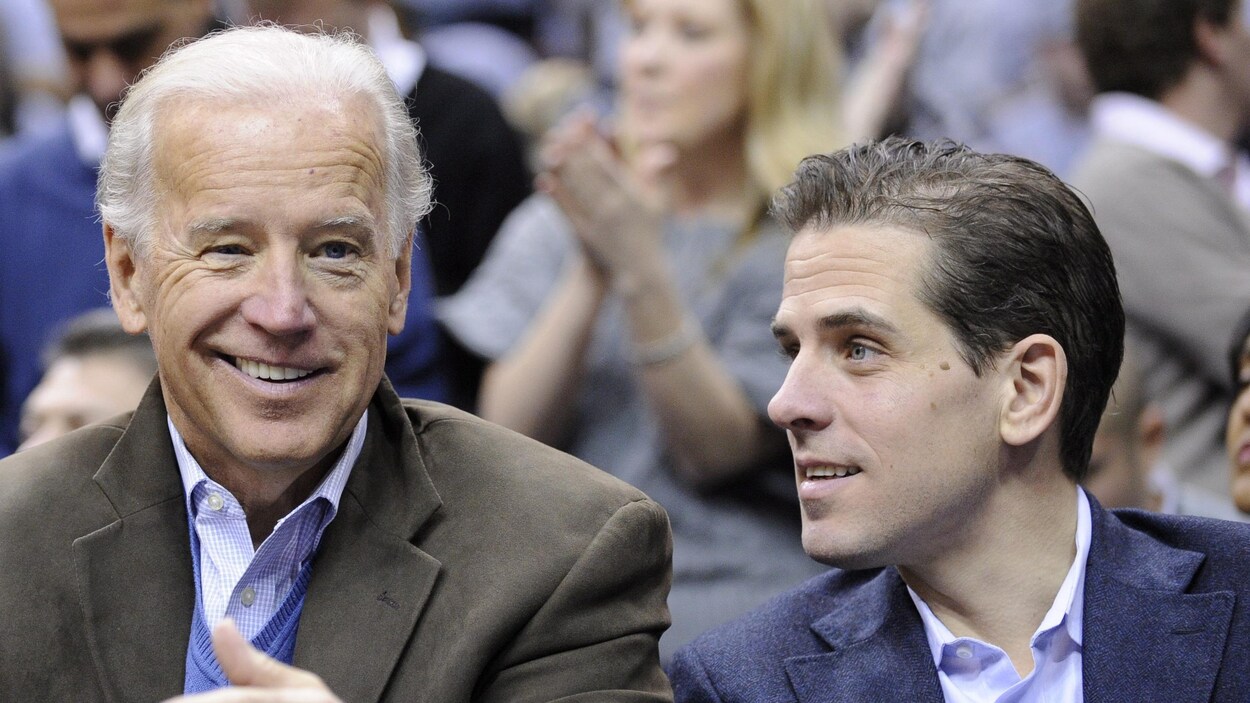 Joe Biden assiste à une partie de basketball en compagnie de son fils, Hunter.