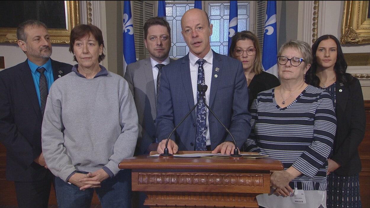 Sylvain Roy, Martin Ouellet et Joël Arseneau, notamment, lors d'un point de presse à l'Assemblée nationale.