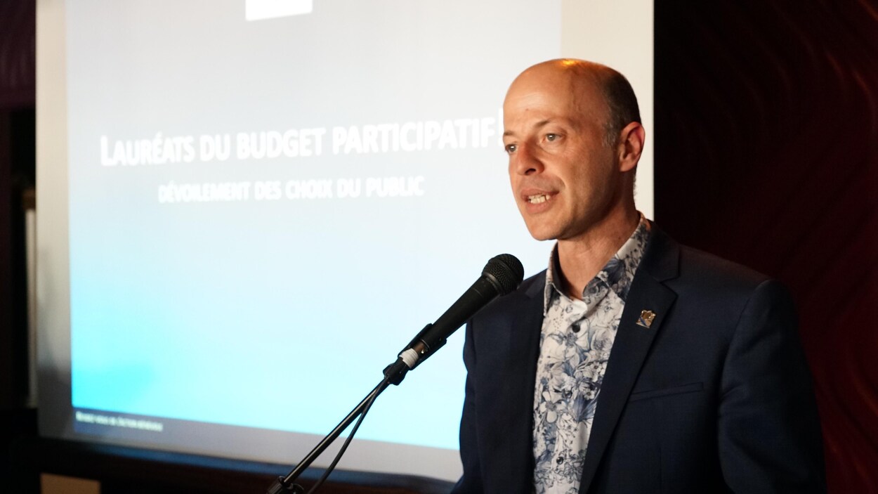 Le député Joël Arseneau lors du dévoilement des gagnants du budget participatif des Îles.