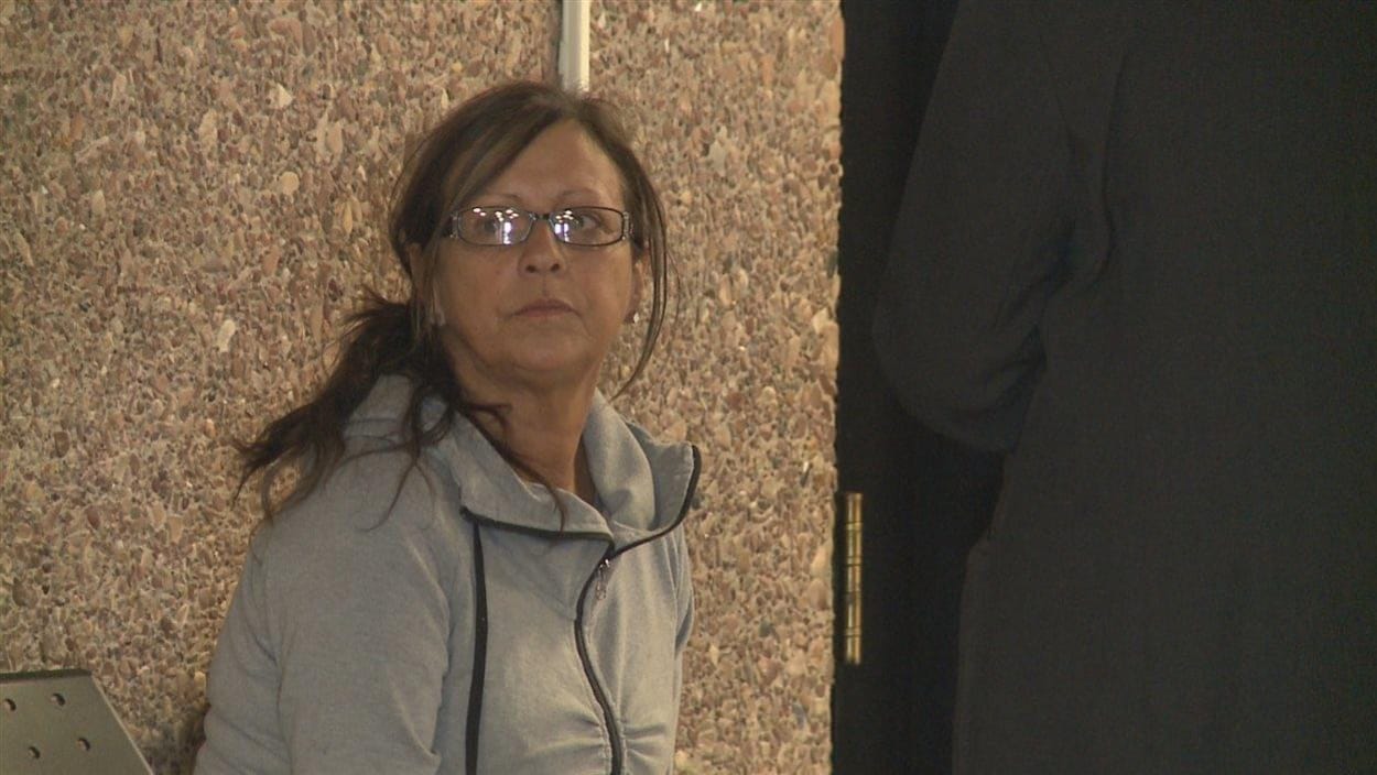 Johanne Johnson au palais de justice de Percé.