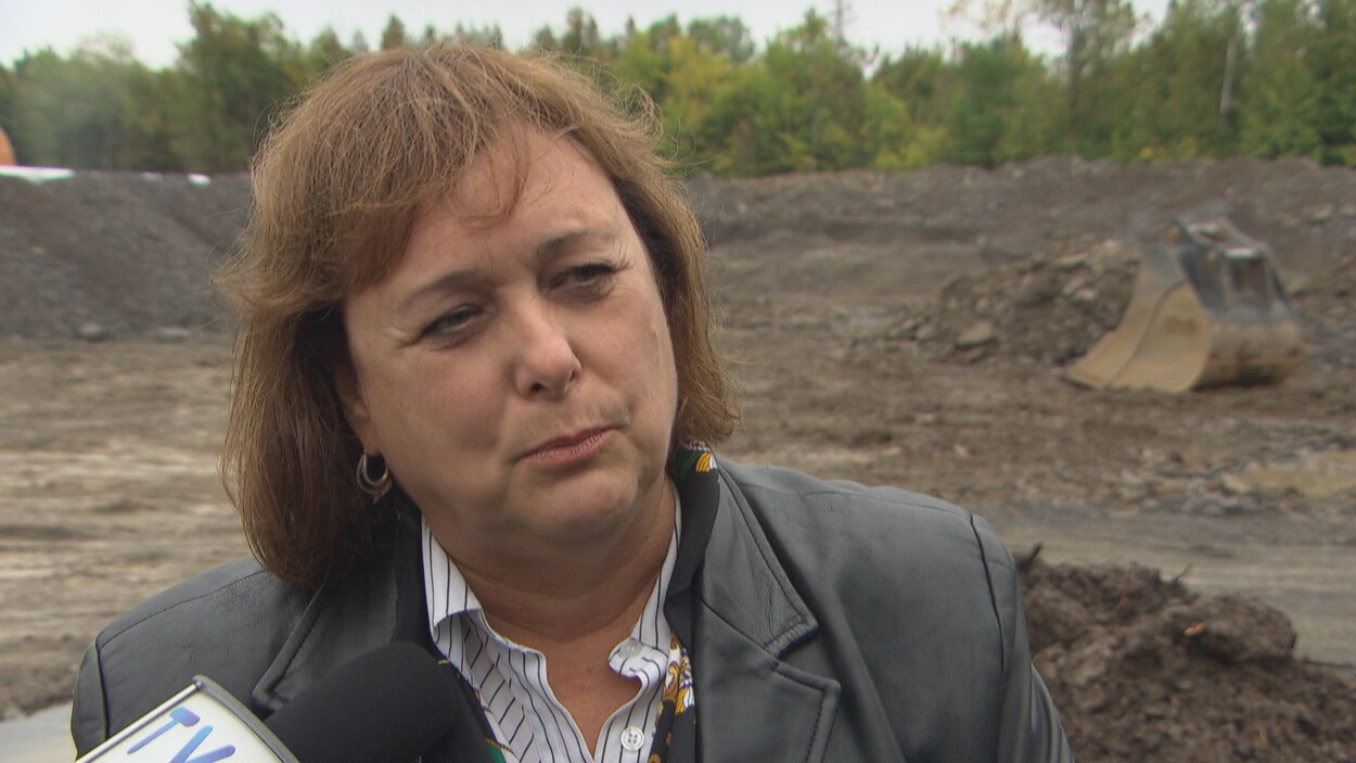 Johanne Légaré, présidente de la Commission scolaire des Portages-de-l'Outaouais, en entrevue à Radio-Canada. Johanne Légaré, présidente de la Commission scolaire des Portages-de-l'Outaouais, en entrevue à Radio-Canada.