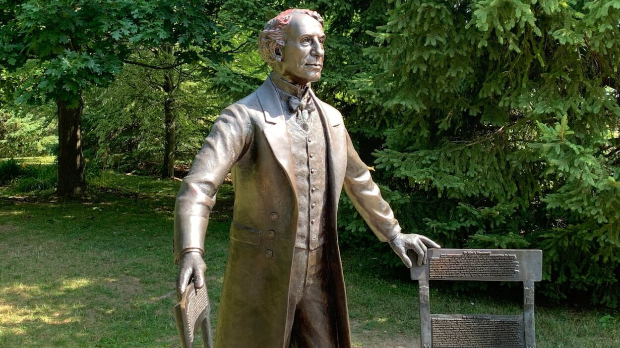 Une statue de John A. Macdonald dans un parc.