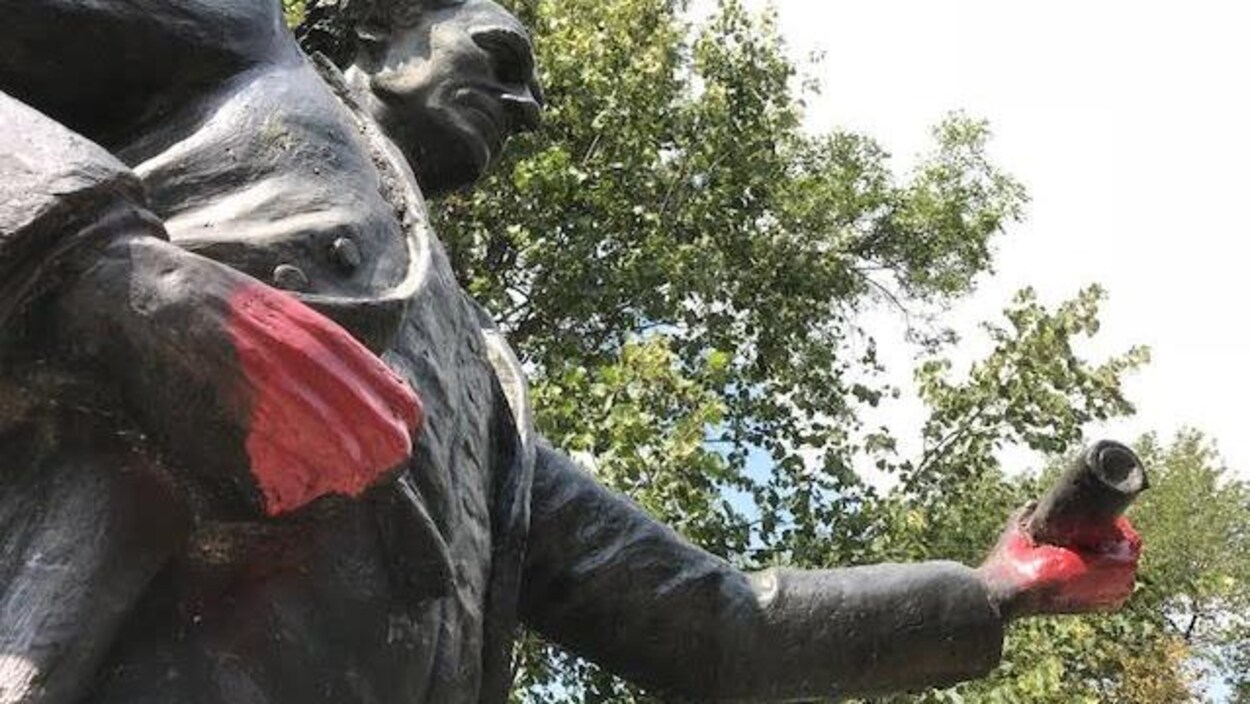 Les mains de la statue John A. Macdonald sont peintes en rouge.