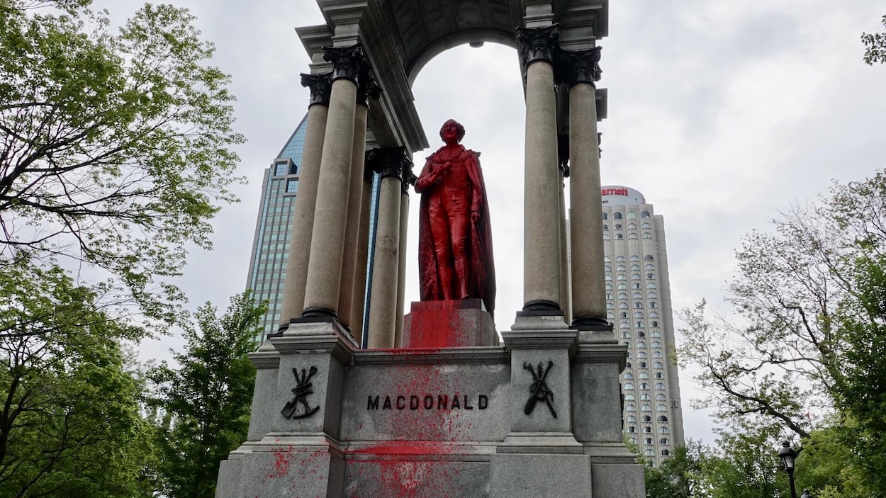 La statue de John A. Macdonald vandalisée à Montréal.