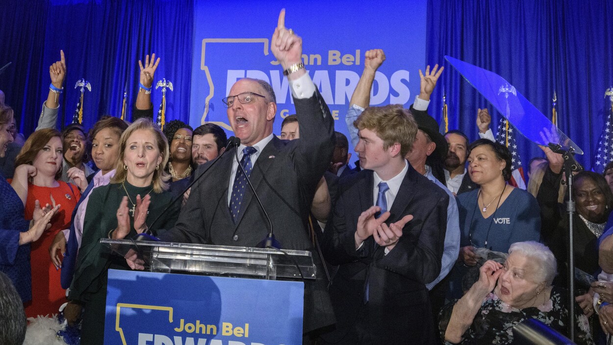 John Bel Edwards lève l'index dans les airs pour désigner le numéro un.