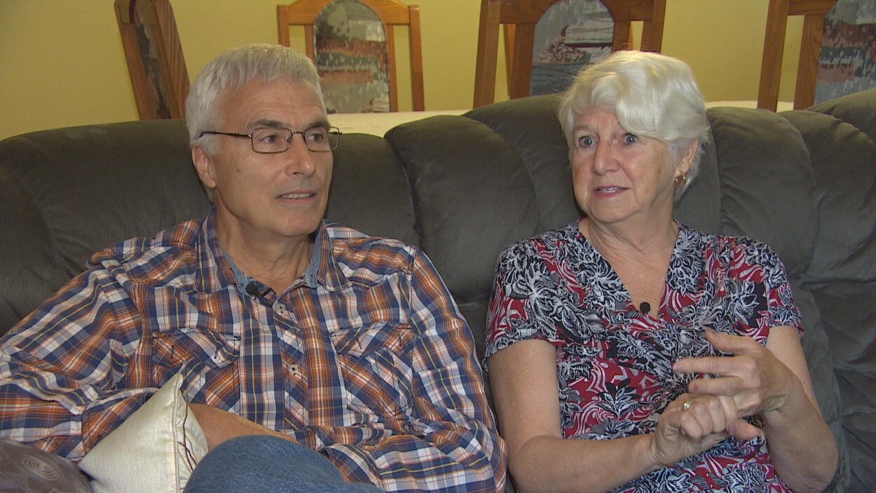 John et Betty Dzioba sur un divan