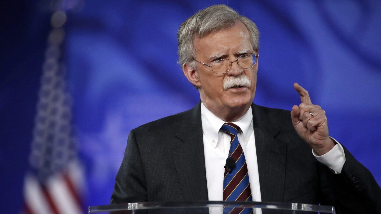 L'ex-ambassadeur américain John Bolton prononçant une allocution au podium lors de la conférence conservatrice CPAC.