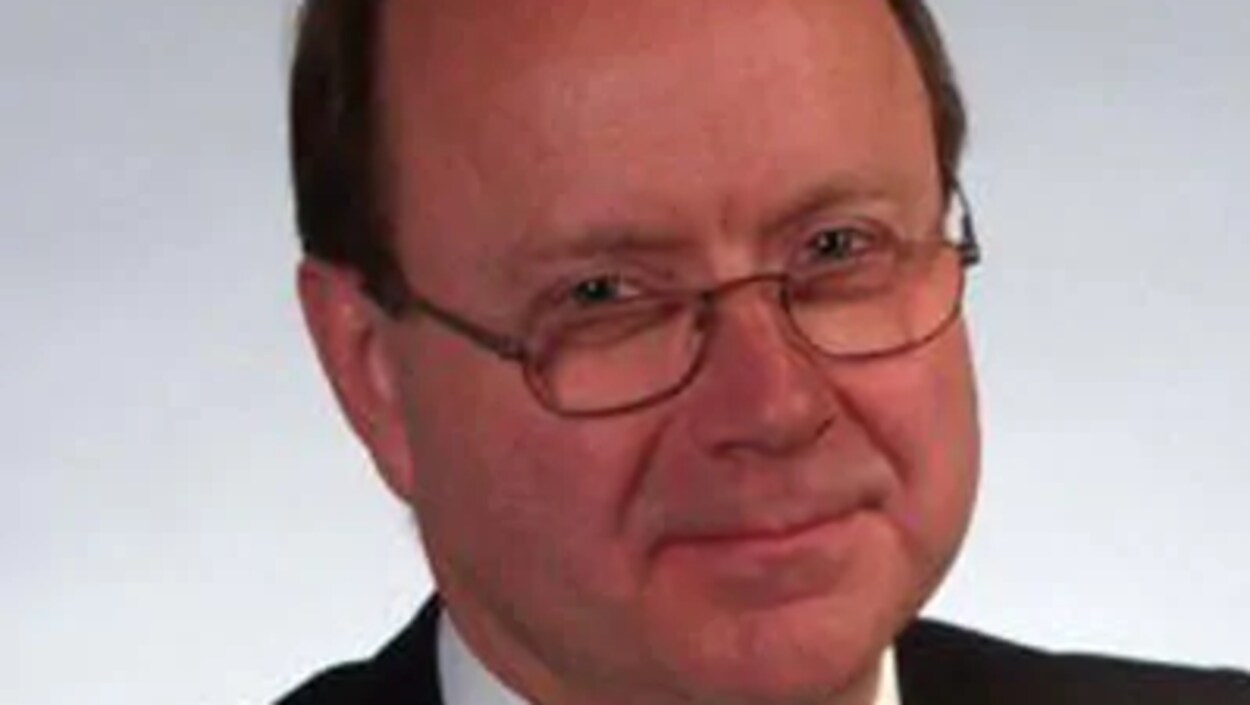 Photo d'un homme portant des lunettes.