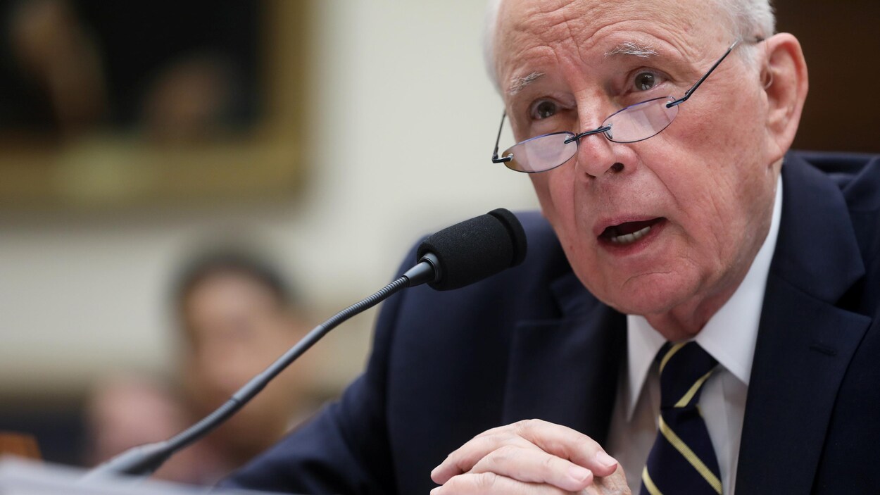 John Dean lors de son témoignage lundi devant la commission judiciaire de la Chambre des représentants.