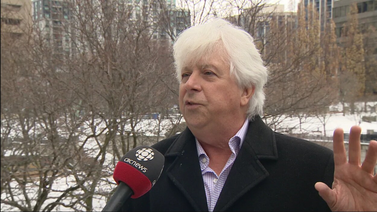 Un homme aux cheveux blancs accorde une entrevue
