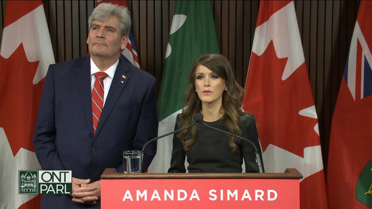 Le chef libéral intérimaire John Fraser et la députée Amanda Simard en conférence de presse.