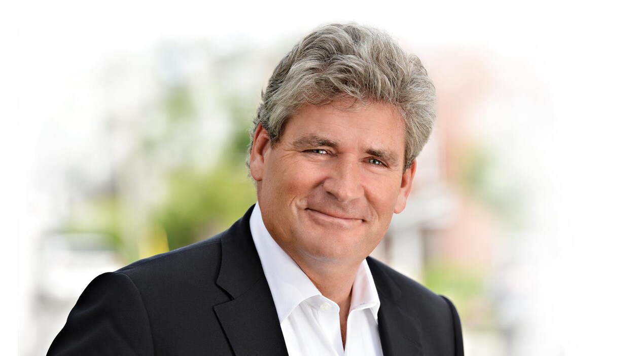 Une photo de John Fraser devant un arrière-plan neutre. Une photo de John Fraser devant un arrière-plan neutre.