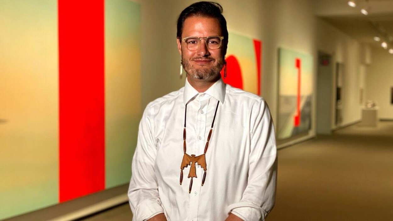 John Hampton le directeur du Musée d'art MacKenzie de Regina, à l’intérieur d'une salle d'exposition.