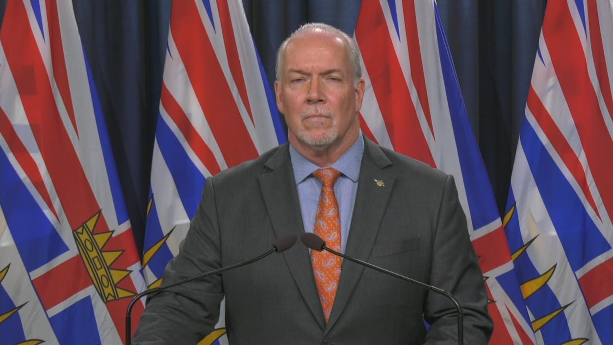John Horgan lors d'un point de presse.