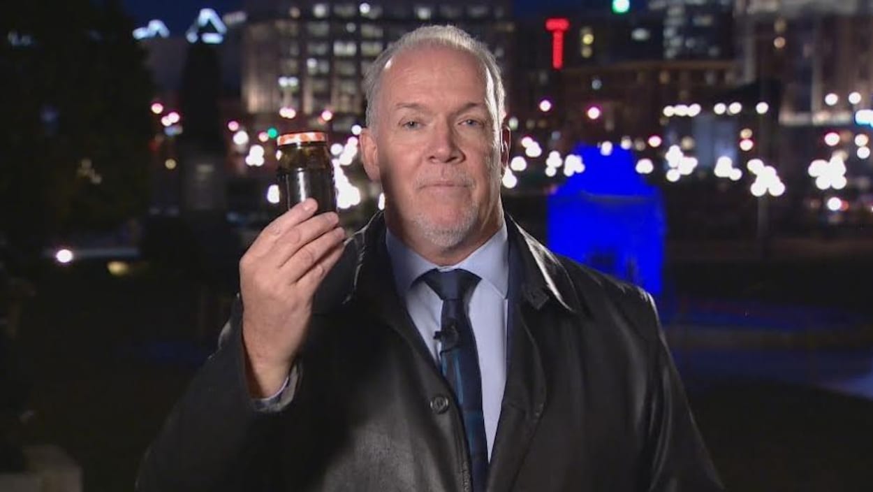 Le chef du Nouveau Parti démocratique de la Colombie-Britannique, John Horgan, tient un bocal rempli de bitume. Le chef du Nouveau Parti démocratique de la Colombie-Britannique, John Horgan, tient un bocal rempli de bitume.