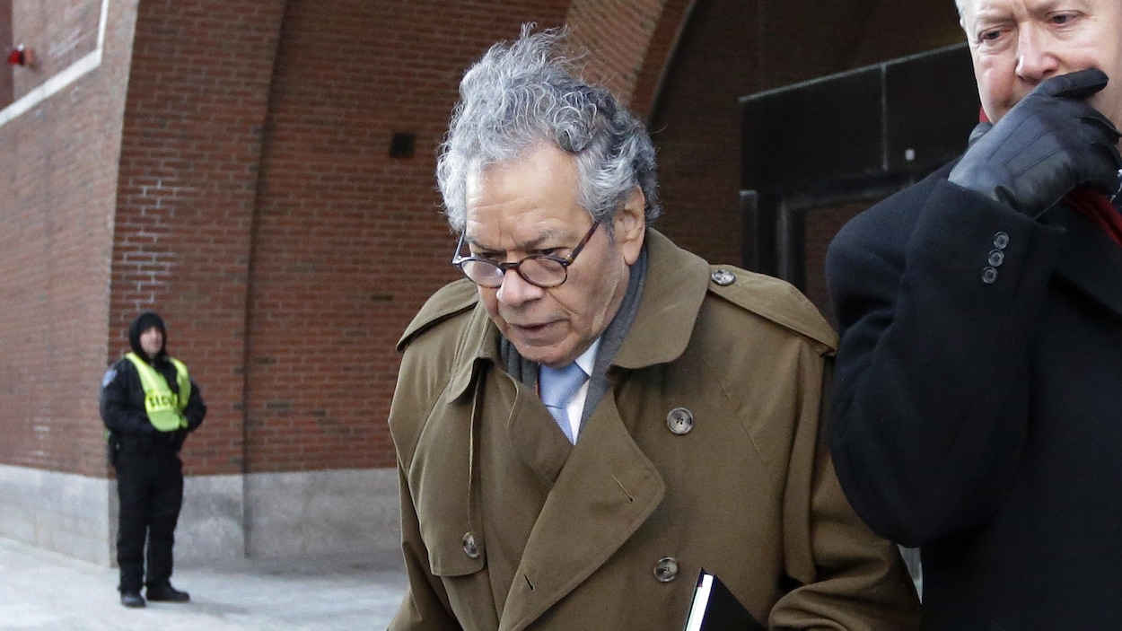 John Kapoor quitte le tribunal fédéral à Boston.