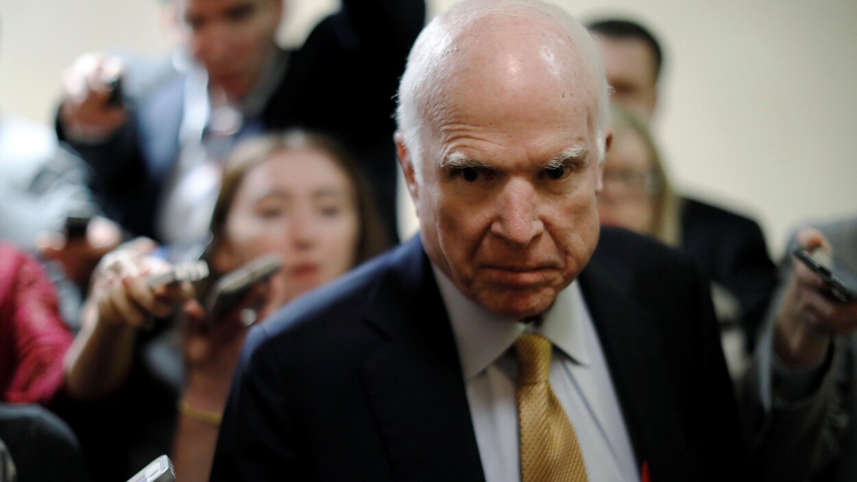 M. McCain semble être en colère.