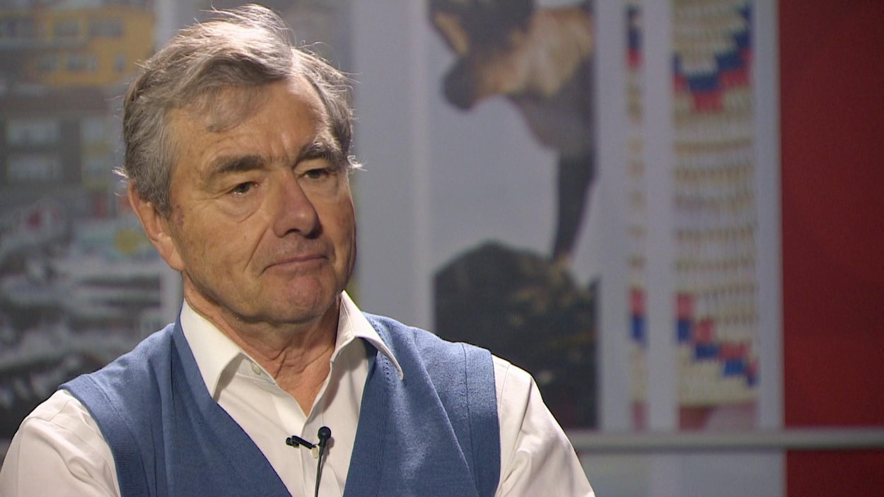 Le milliardaire John Risley se défend après avoir accueilli des élus ...