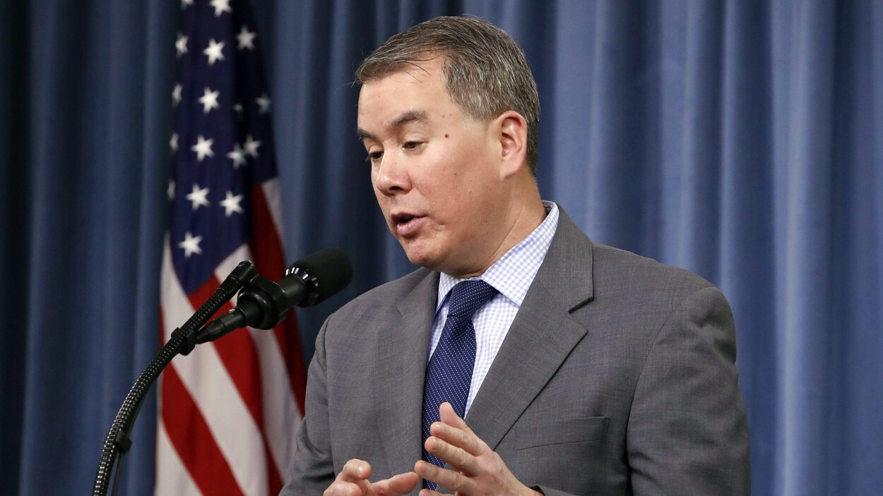 John Rood lors d'une conférence de presse.