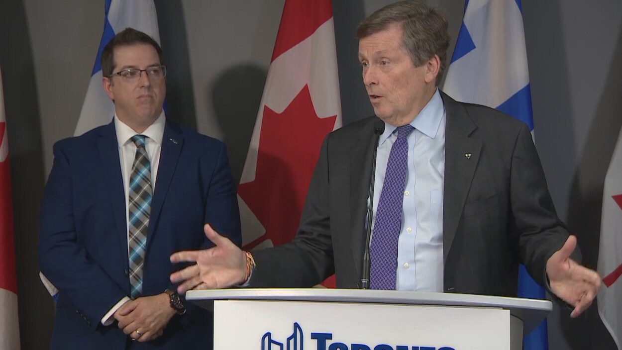 Le maire de Guelph Cam Guthrie et le maire de Toronto John Tory, donnent une conférence de presse devant les médias.