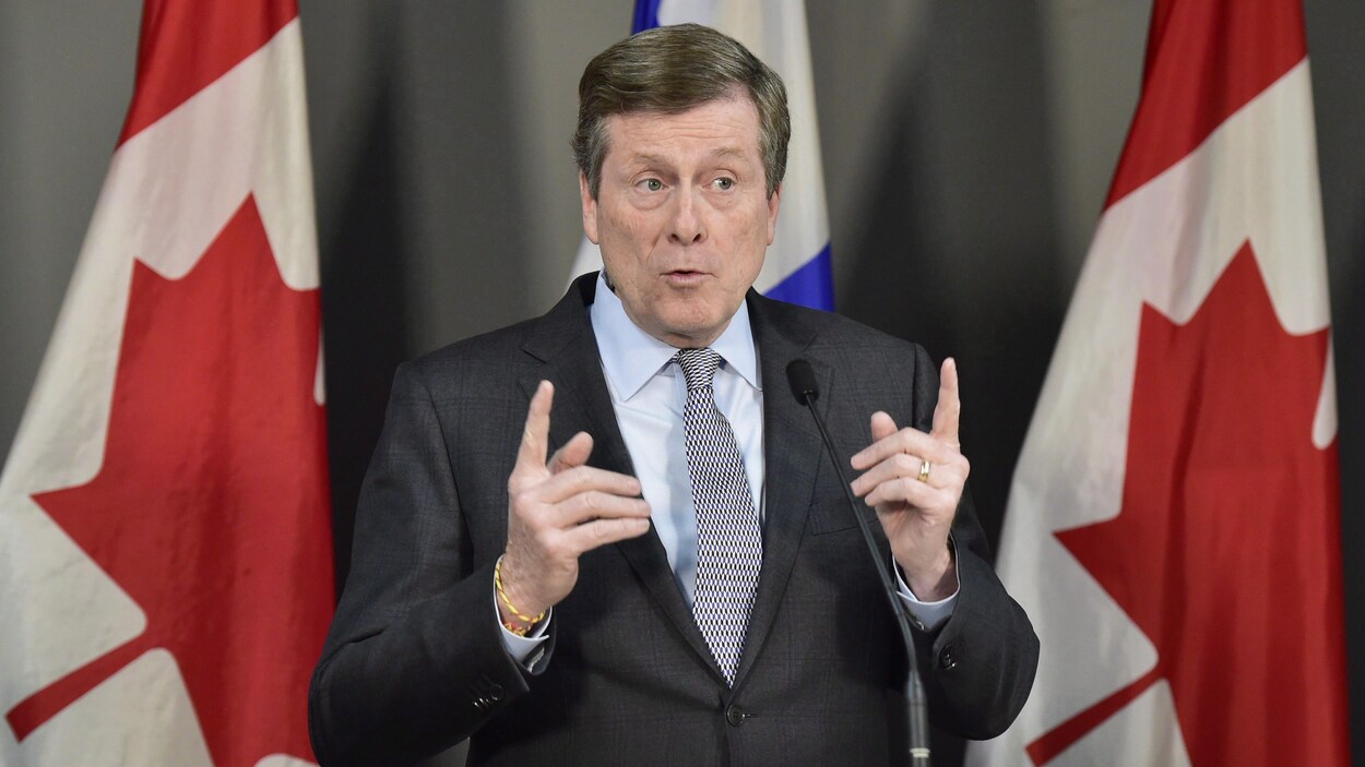 Le maire de Toronto John Tory en point de presse.