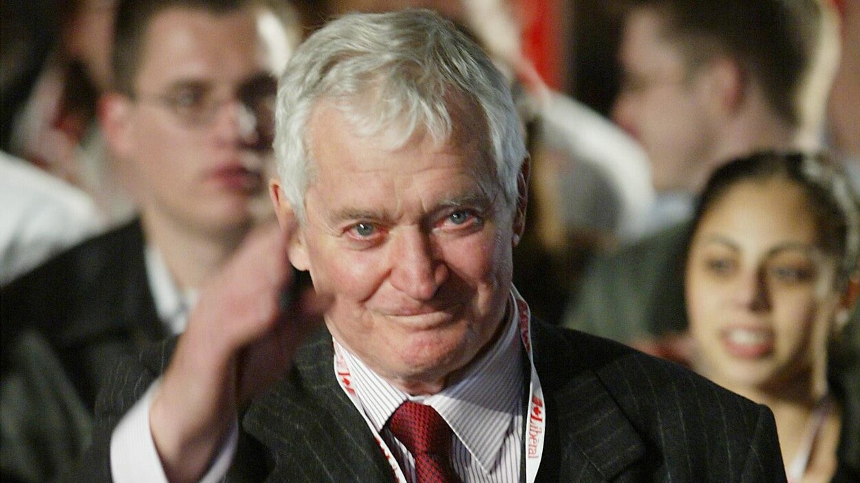 John Turner est ému et lève la main en guise de salut.