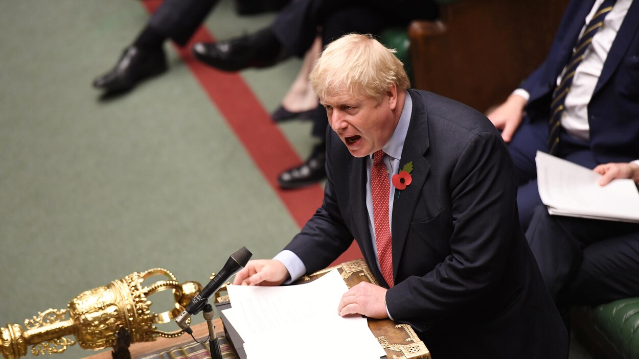 Boris Johnson en train de parler à la Chambre des communes.