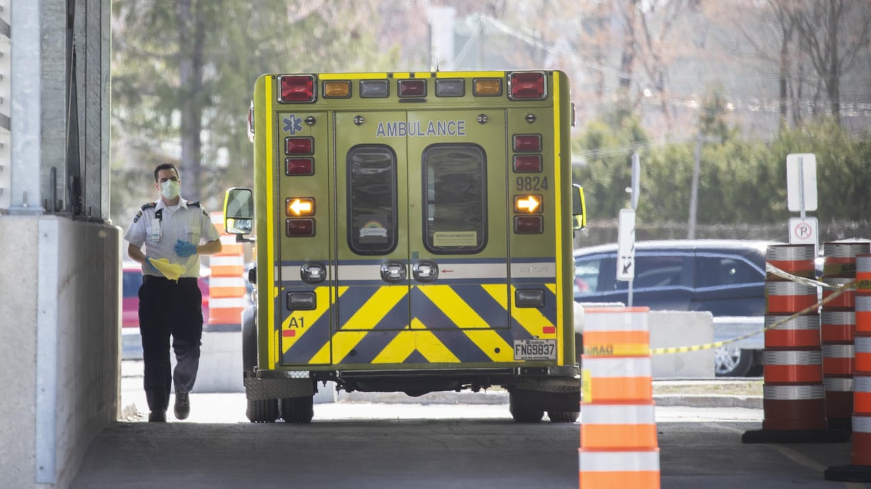 Une ambulance dans une entrée.