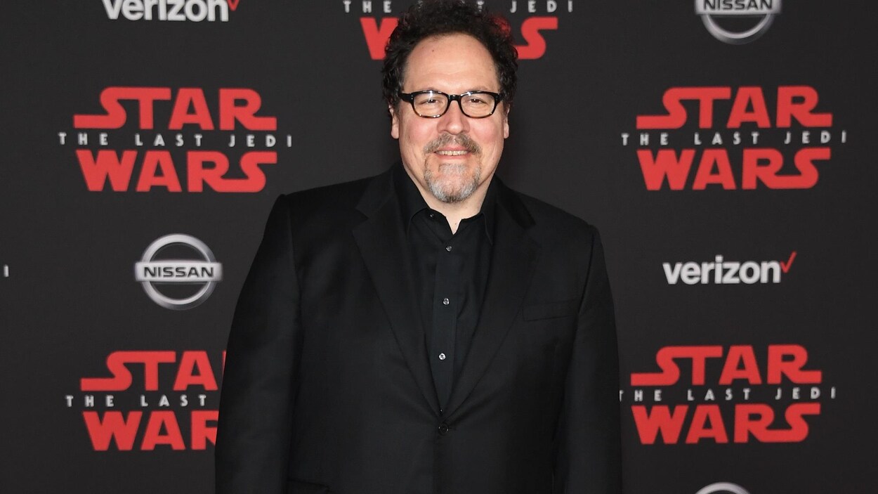L'acteur pose devant la caméra sur le tapis rouge L'acteur pose devant la caméra sur le tapis rouge