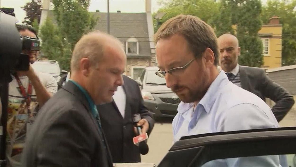 Jonathan Bettez arrive au palais de justice de Trois-Rivières en août 2016.