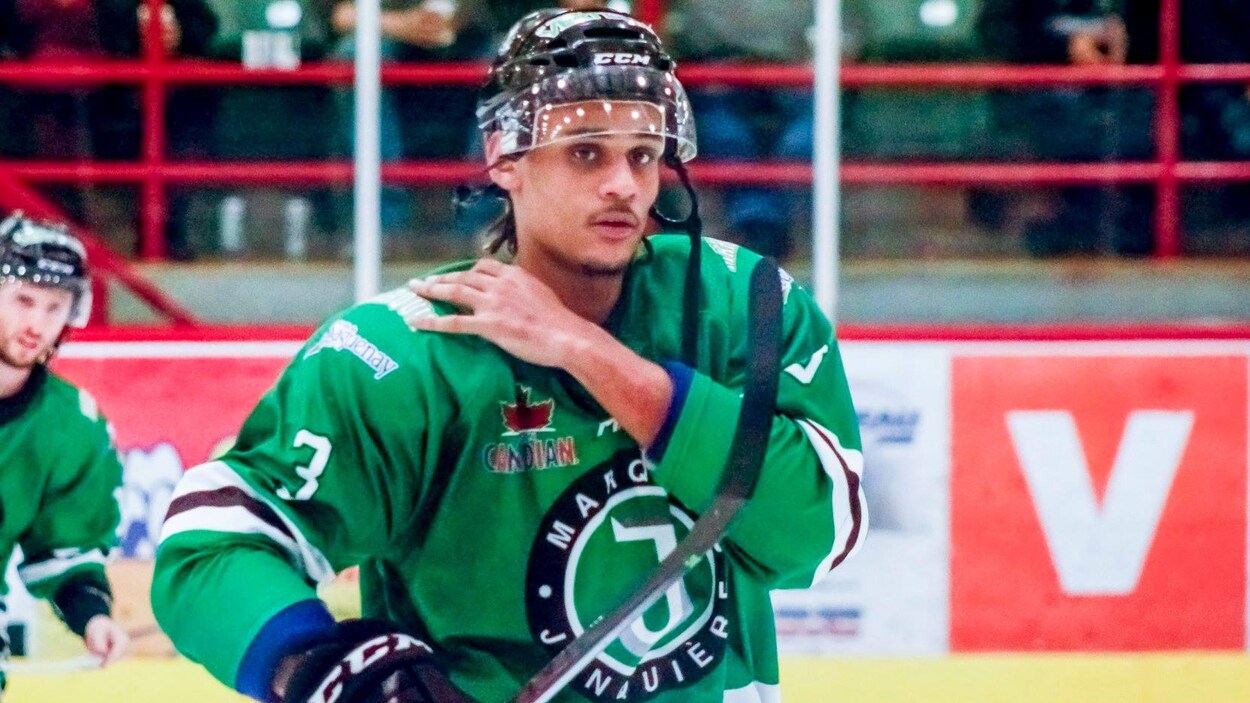 Le défenseur Jonathan-Ismaël Diaby se trouve sur la patinoire.
