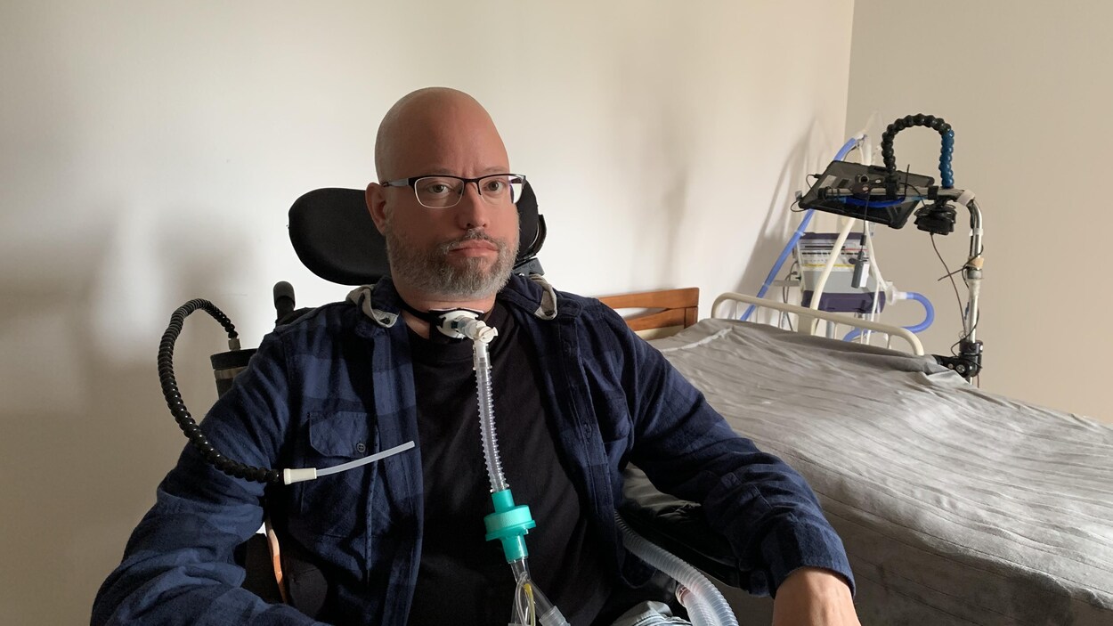 Jonathan Marchand dans son fauteuil roulant électrique